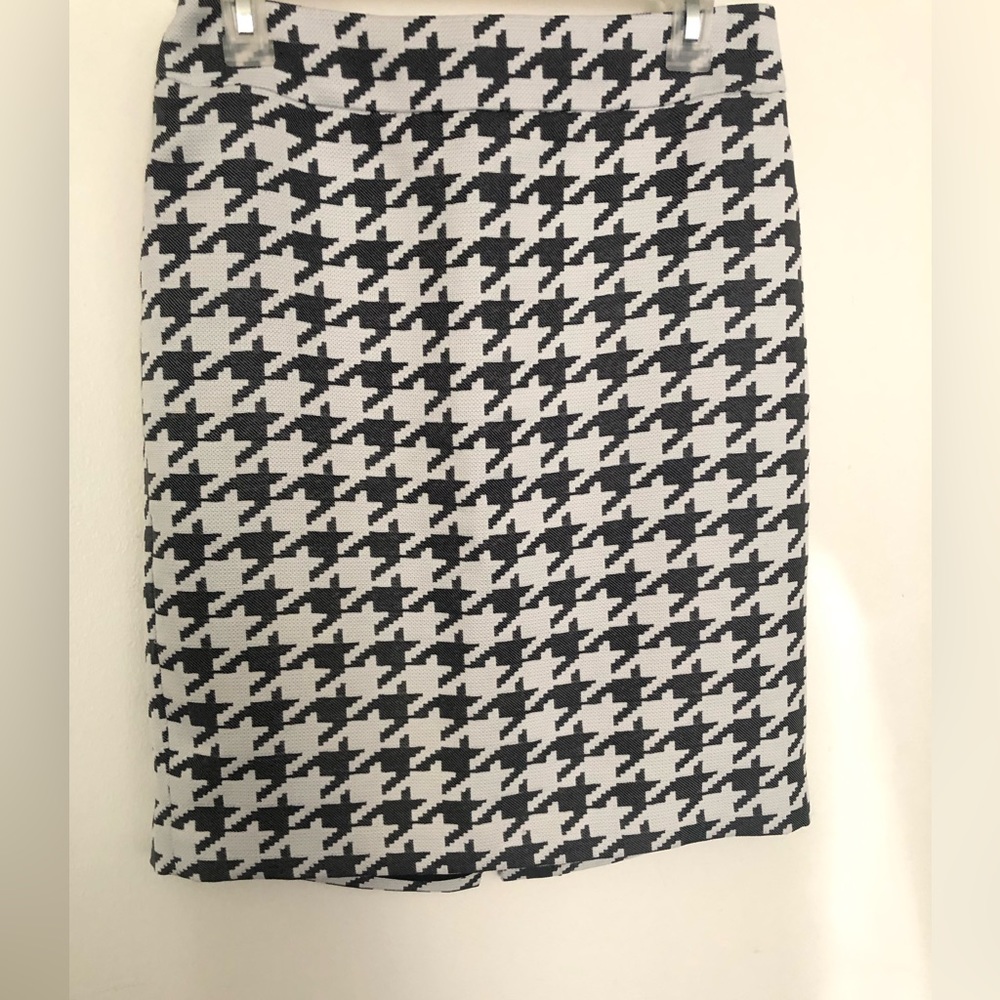 Banana Republic size 6, Large Pattern Grey/White Houndstooth Pencil Skirt